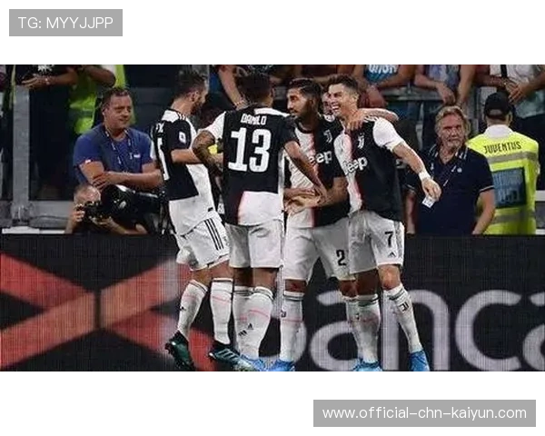 尤文图斯禁区内人数逐渐占优