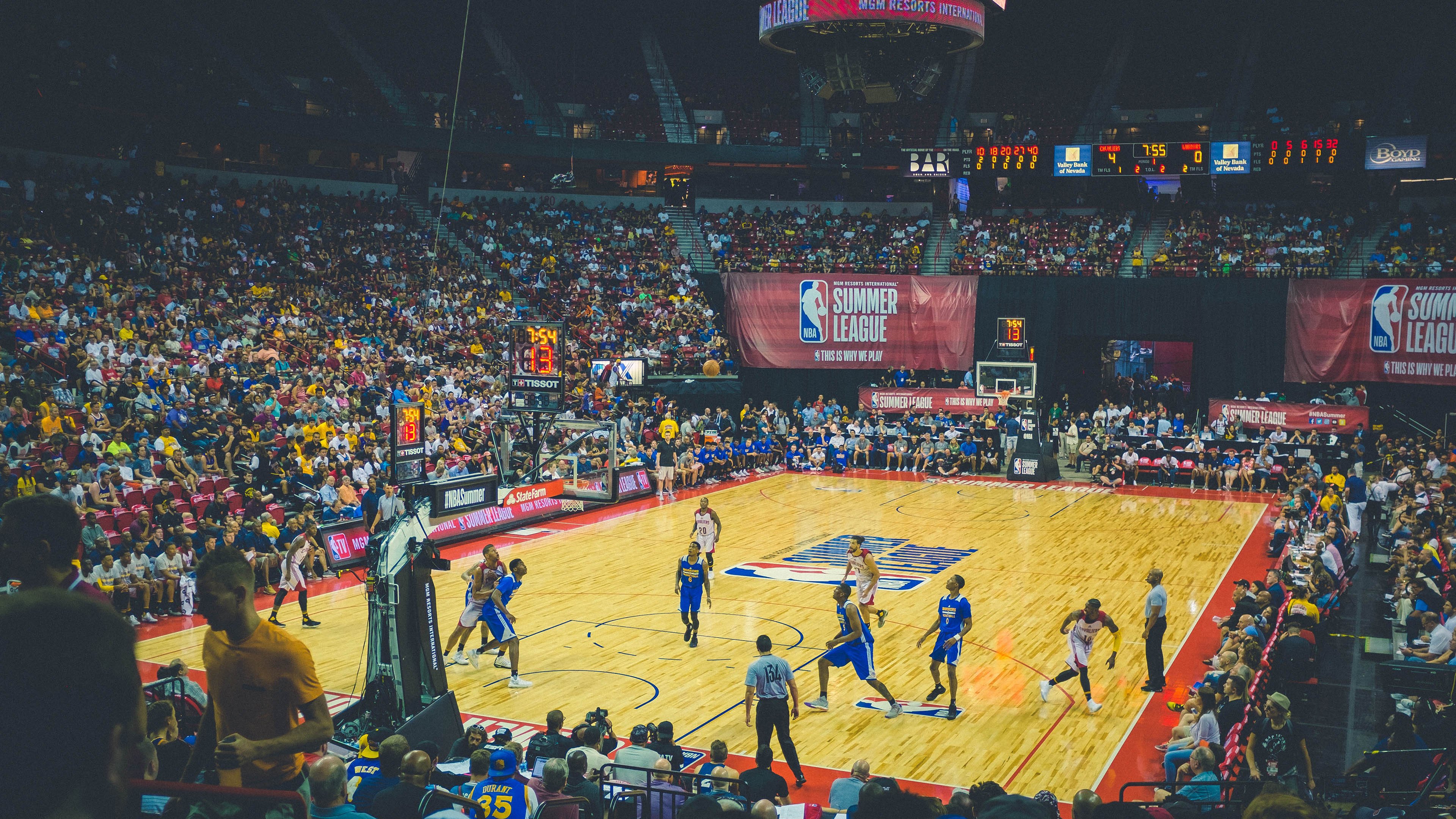 “东安湖体育公园迎来跑酷明星，挑战全新极限”